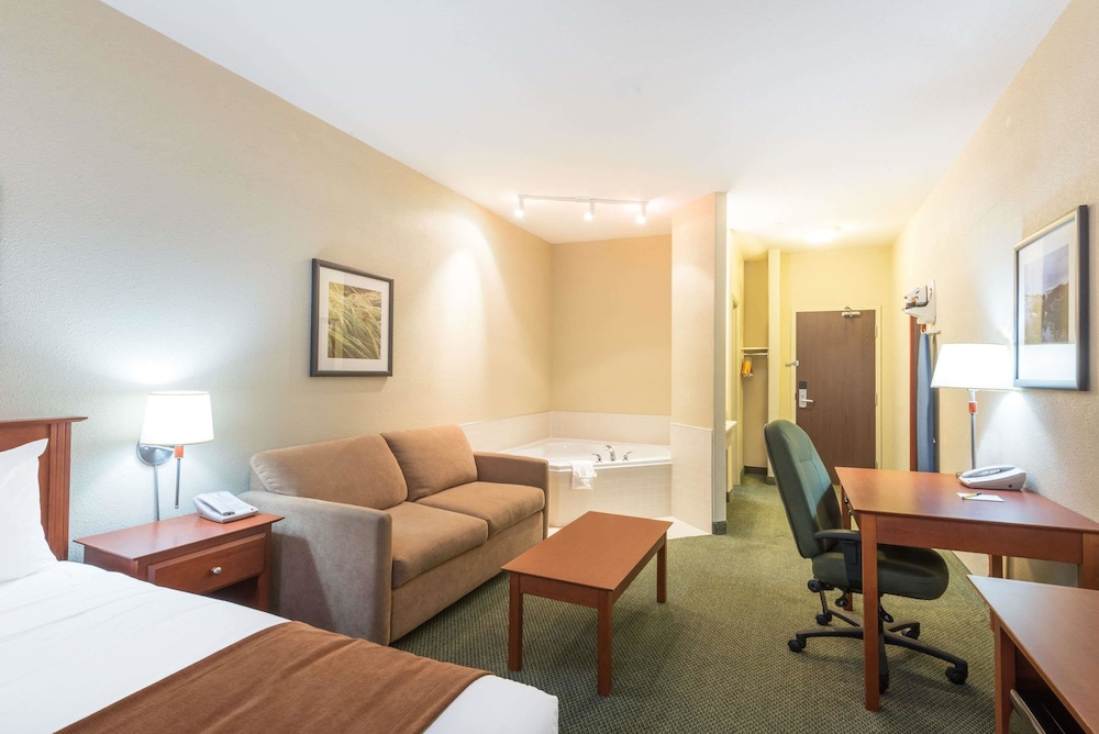 Super 8 by Wyndham Windsor NS 14/23
