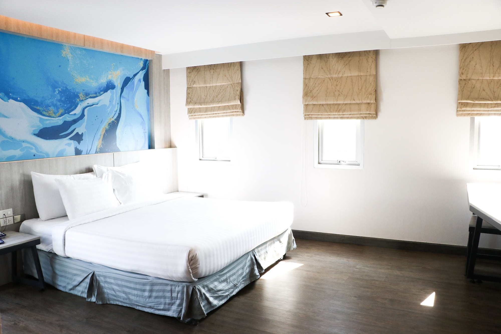 PREMIER, SUITE, CITY VIEW