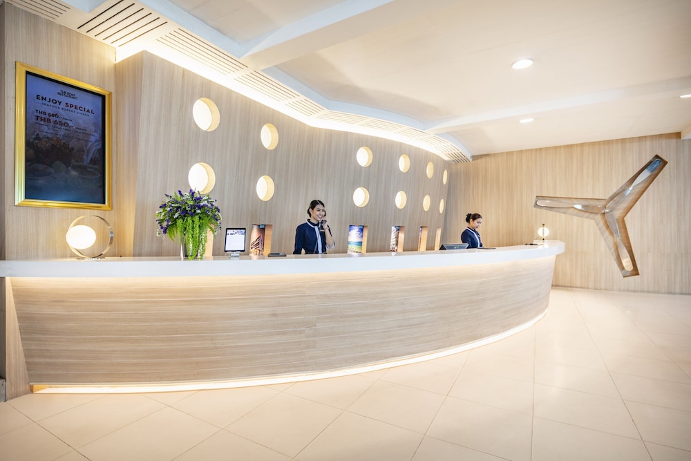The Cruise Hotel 6/50