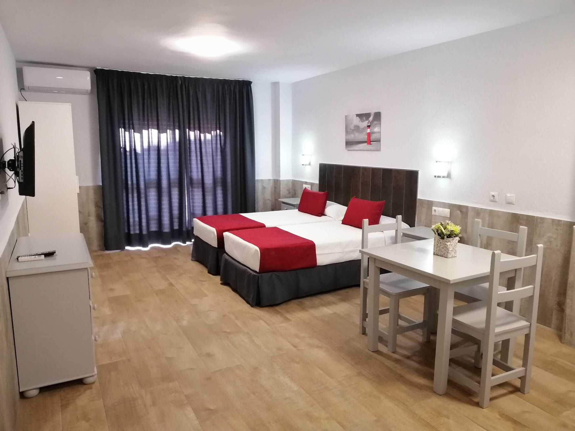 STUDIO, TWIN BEDS