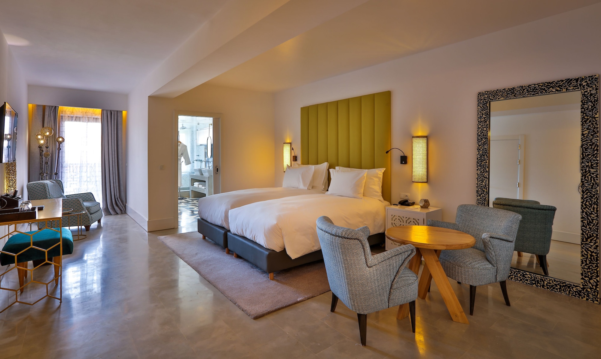 DELUXE ROOM