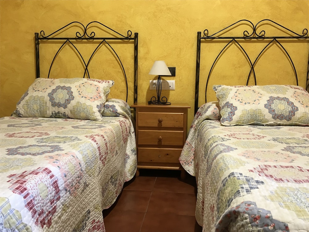 ROOM, DOUBLE BED