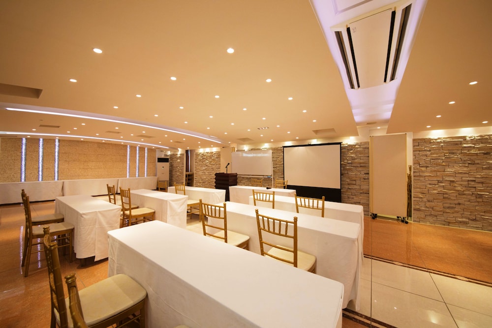 Mito Hotel Season 33/40