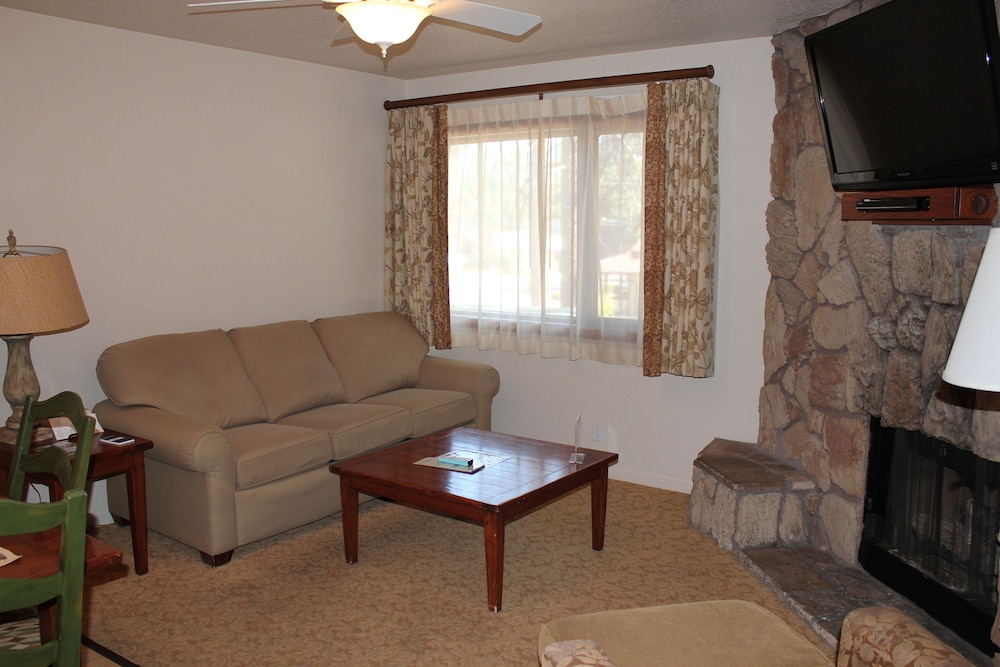Getaways at Snow Lake Lodge 26/50