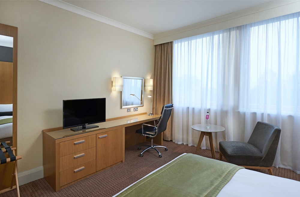 Crowne Plaza Ealing 64/76