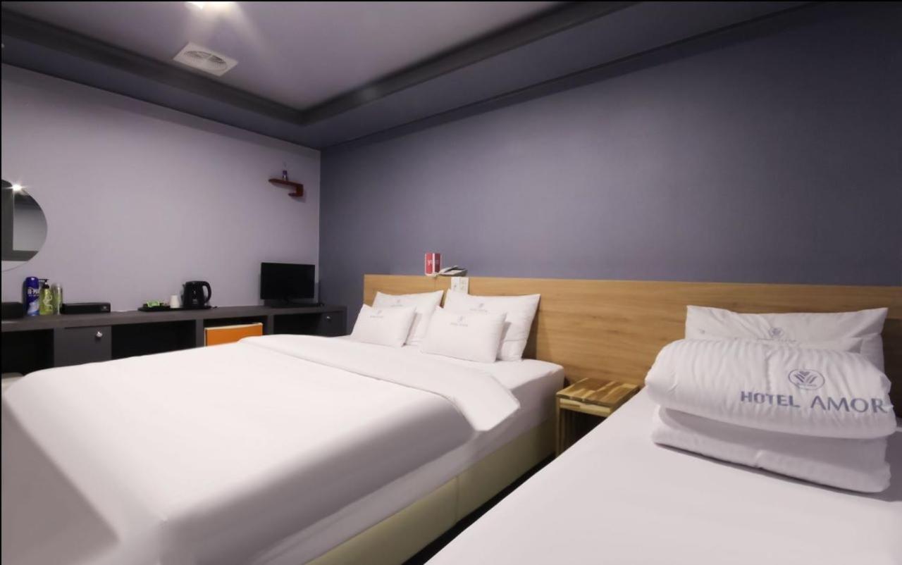 غرفة بسرير مزدوج أو سريرين منفصلين بإطلالة على المدينة، Color M Motel 2/7