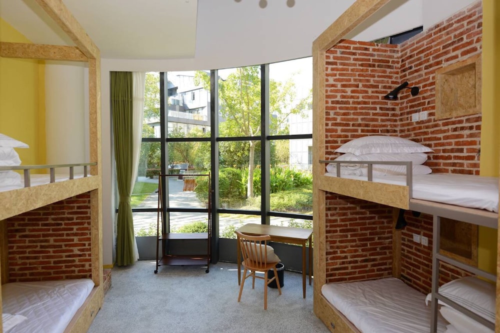 J Trip Youth Hostel 36/37
