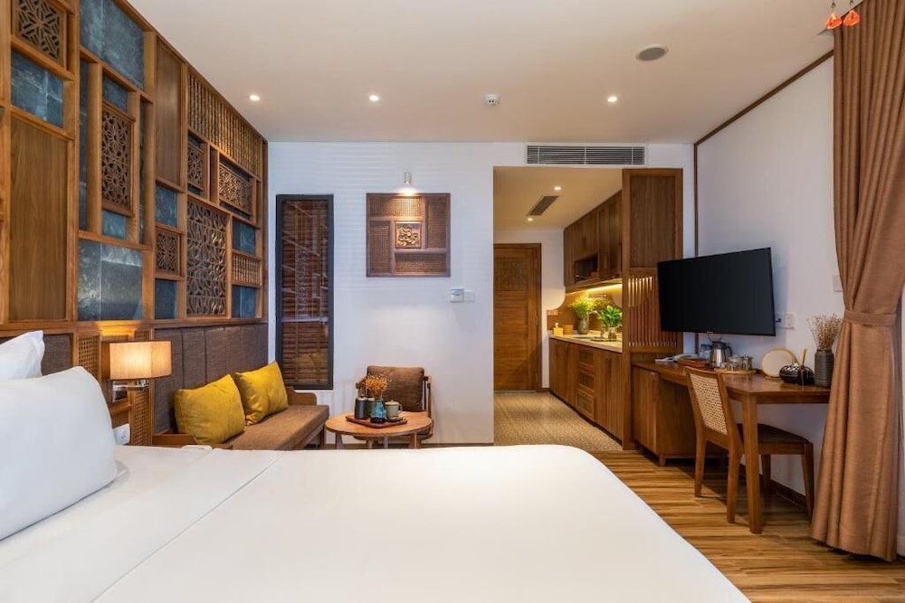 DELUXE, STUDIO, POOL VIEW