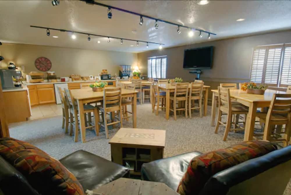 Covered Wagon Motel (ex Rodeway Inn Lusk) 30/50