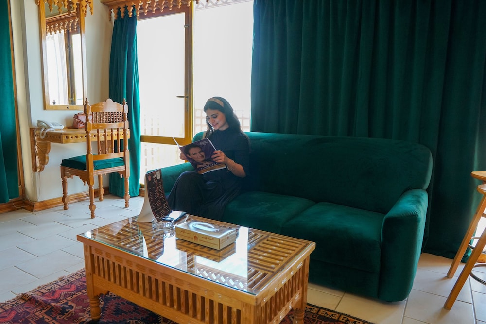 Kuwait Palace Hotel Apartment 44/66