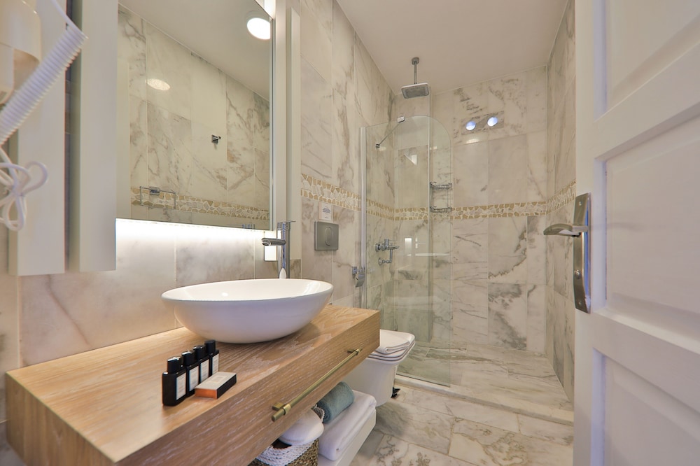 Kalkan Saray Suites Hotel 71/74