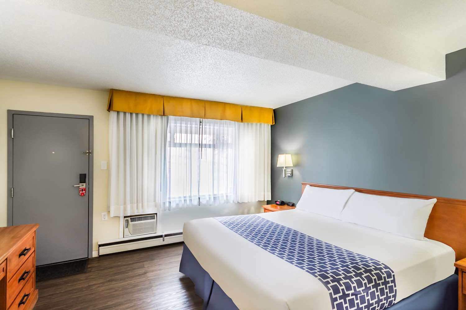 Upgrade, King Bed، Econo Lodge Inn & Suites Calgary - University 2/7