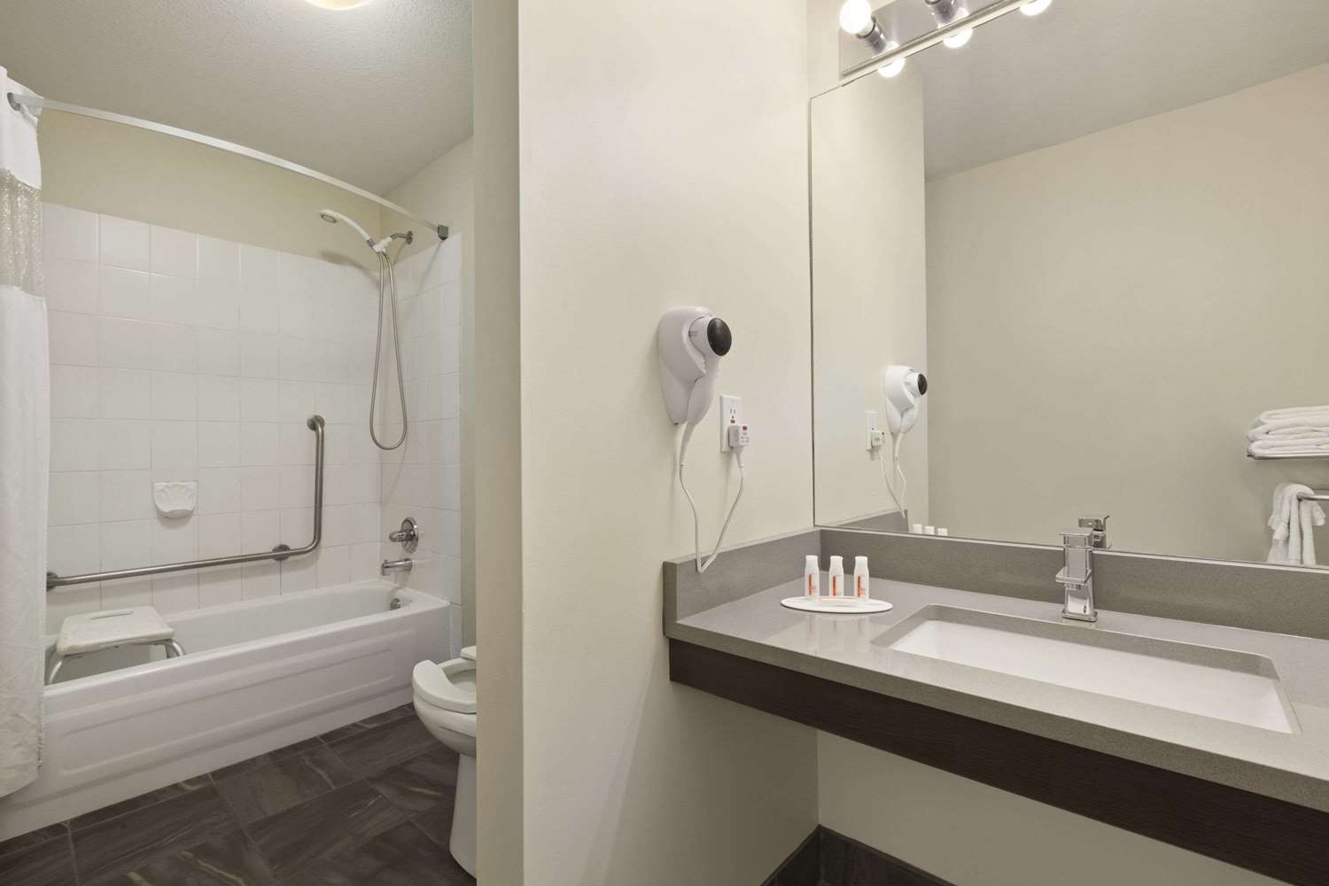 Days Inn By Wyndham Kelowna 35/37