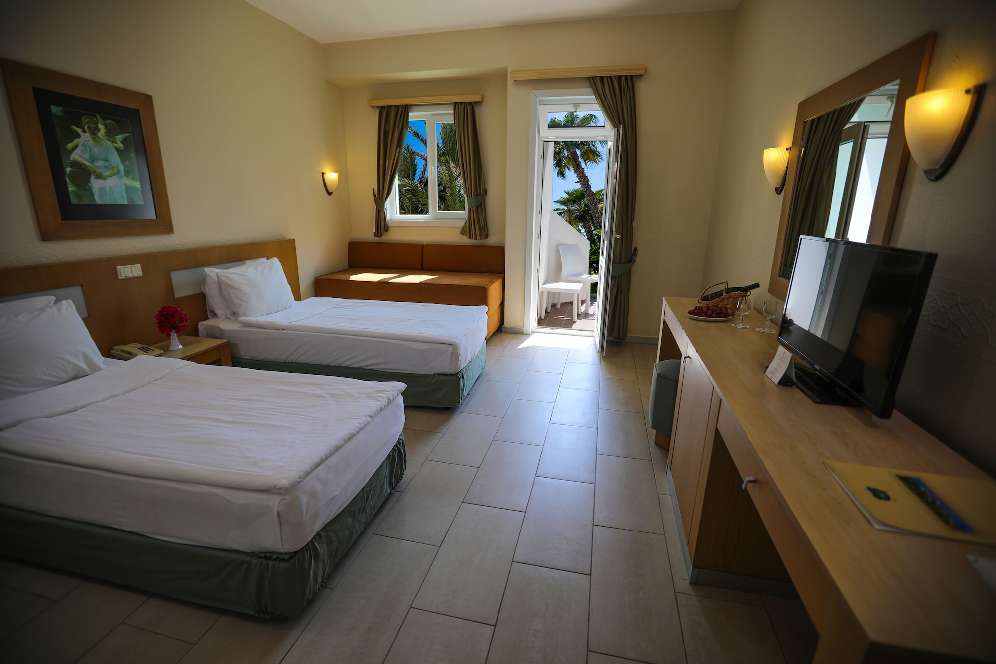 Club, Twin Beds