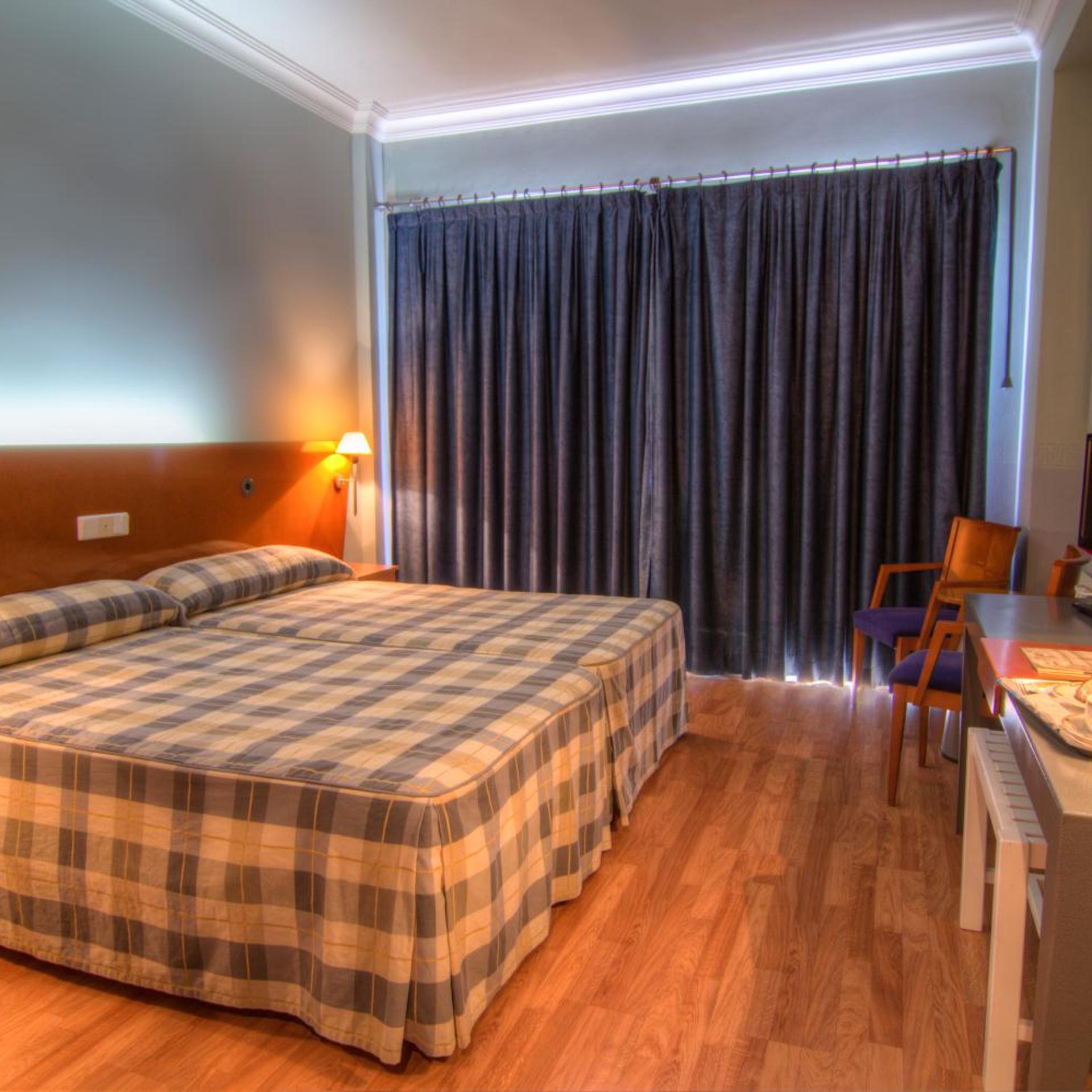 غرفة بسريرين منفصلين مع سرير إضافي، Hotel Azar 2/8