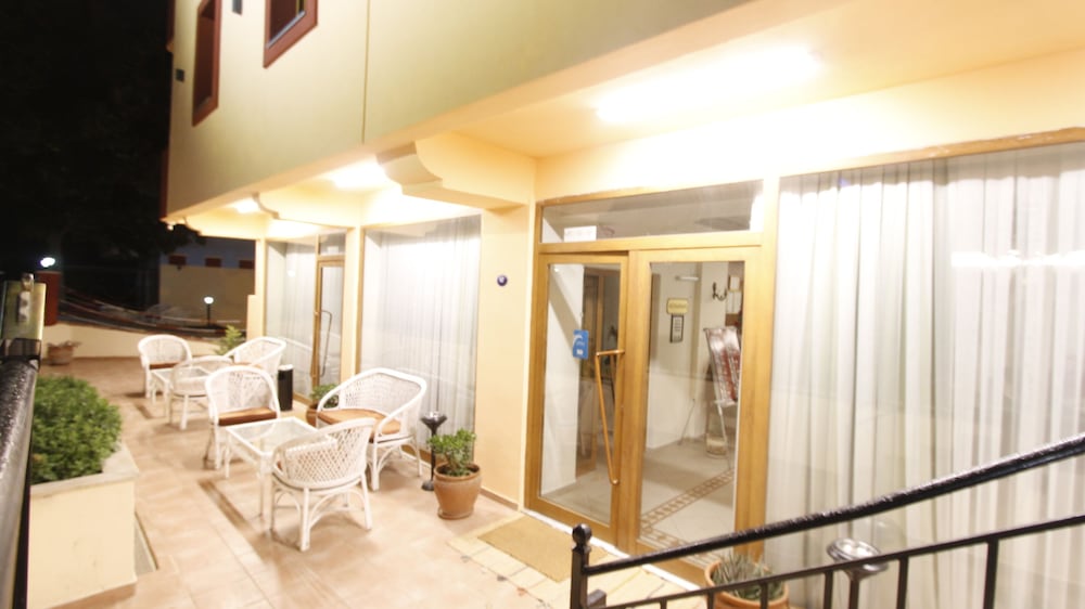 AVE MARIA HOTEL 65/65