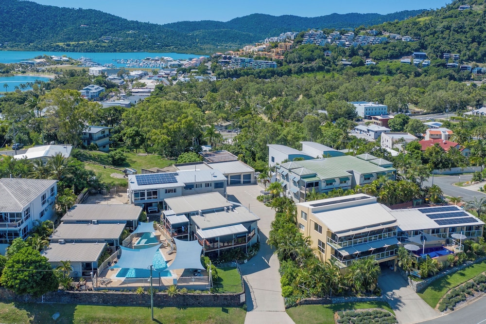 Airlie Apartments 72/78