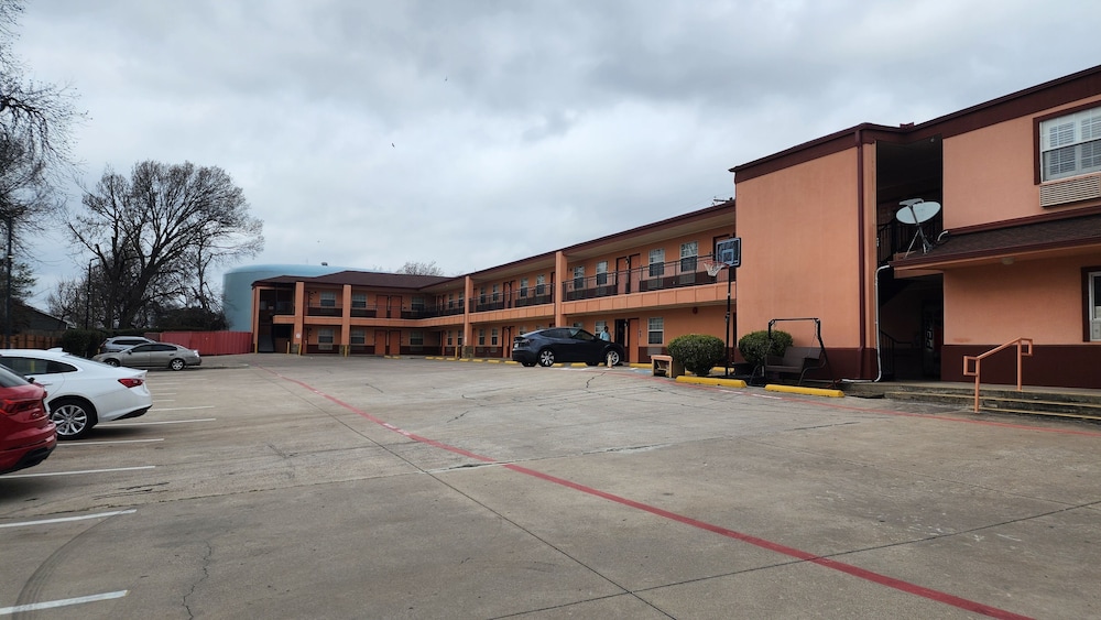 Benbrook Inn & Suites by Fort Worth I-20 28/34