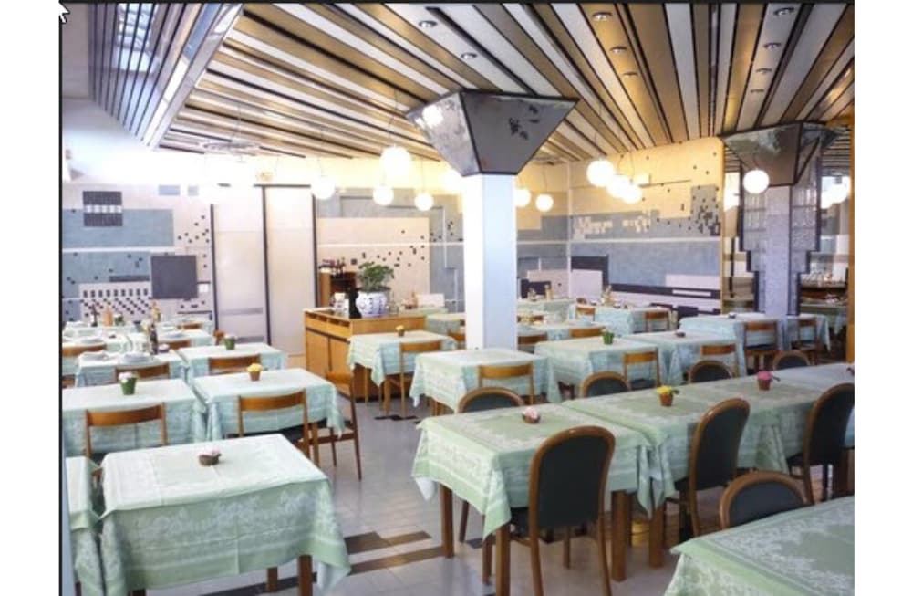 restaurant cafeteria
