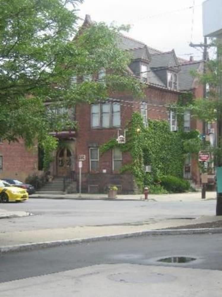 Olde Judge Mansion 2/31