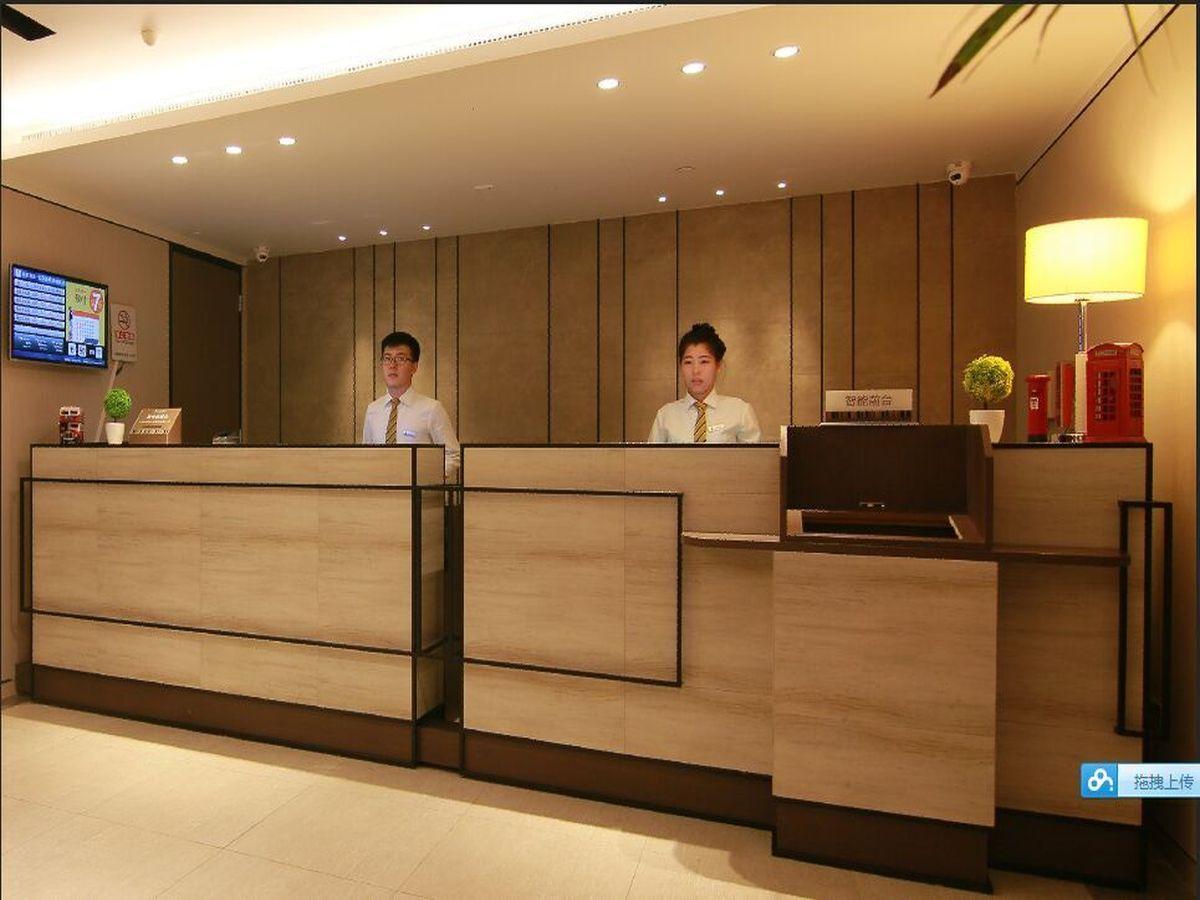 Home Inn Plus (Shanghai Huaihai Road Sinan Road) 10/35