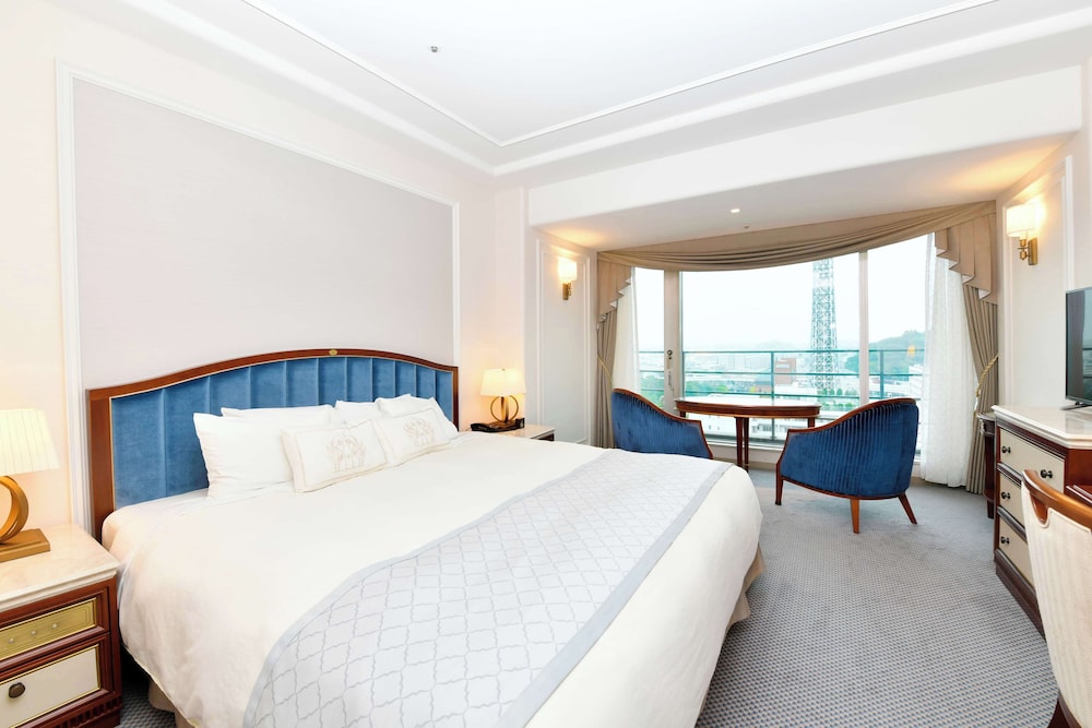 ROOM, DOUBLE BED, TOWER SIDE