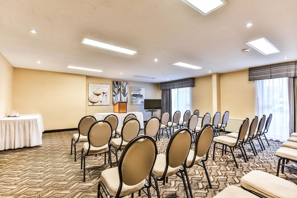Comfort Inn & Suites Ambassador Bridge 36/39