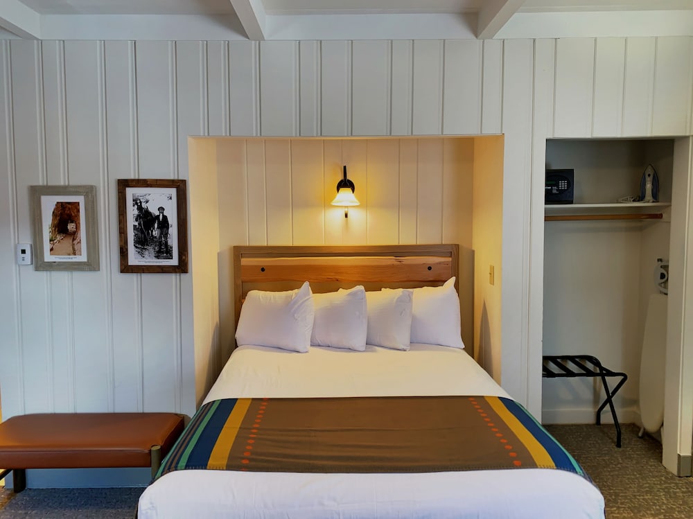Bright Angel Lodge 3/22
