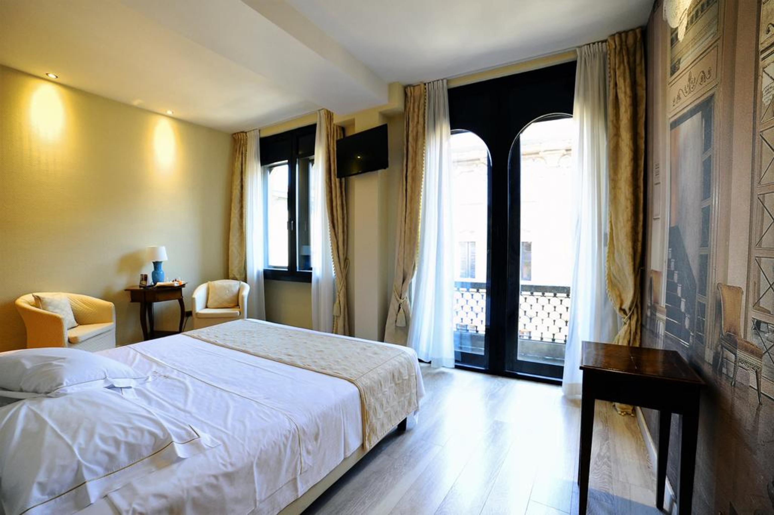 EXECUTIVE, TWIN BEDS
