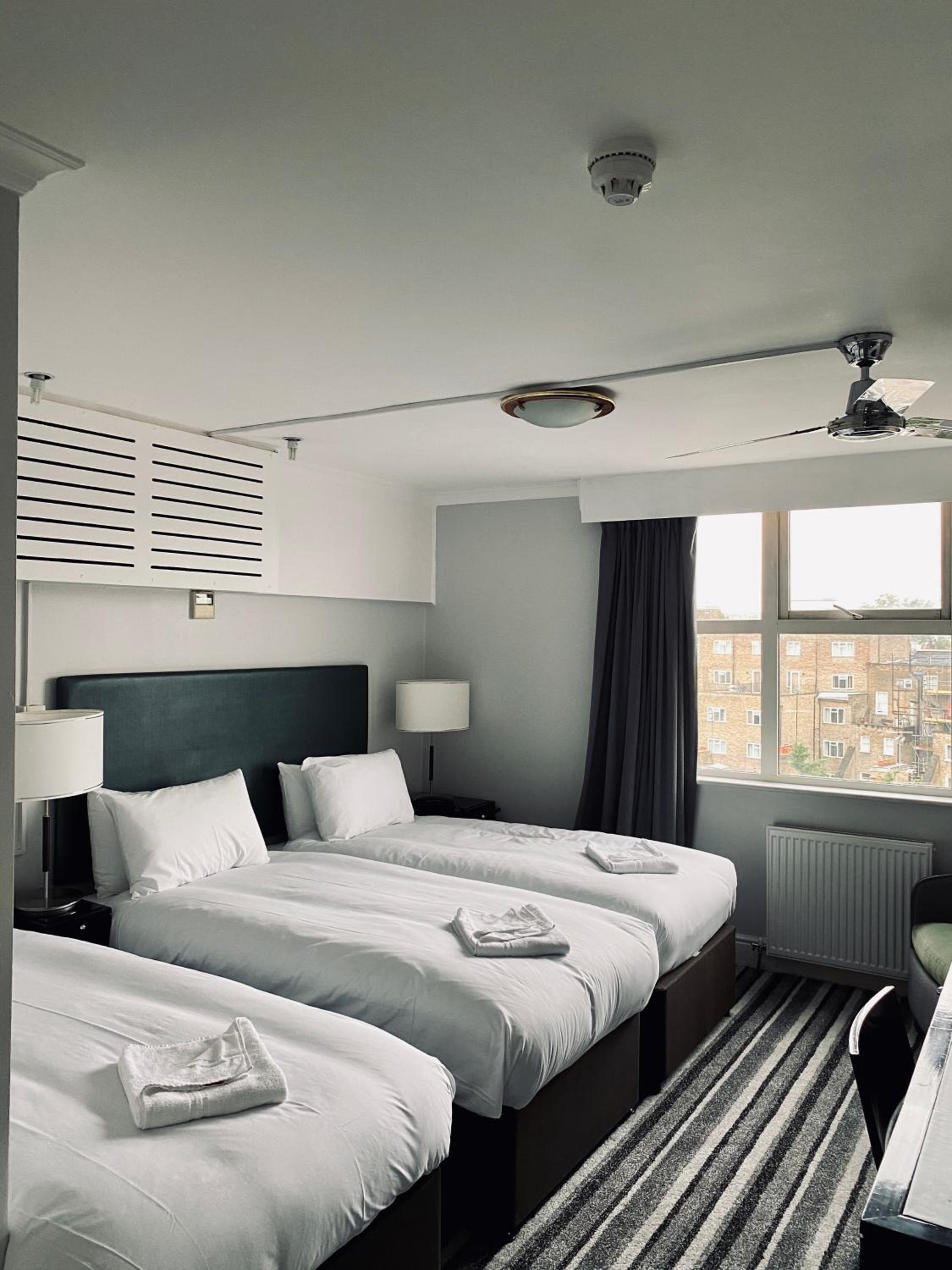 غرفة قياسية ثلاثية بسرير فردي، My Place 8/10