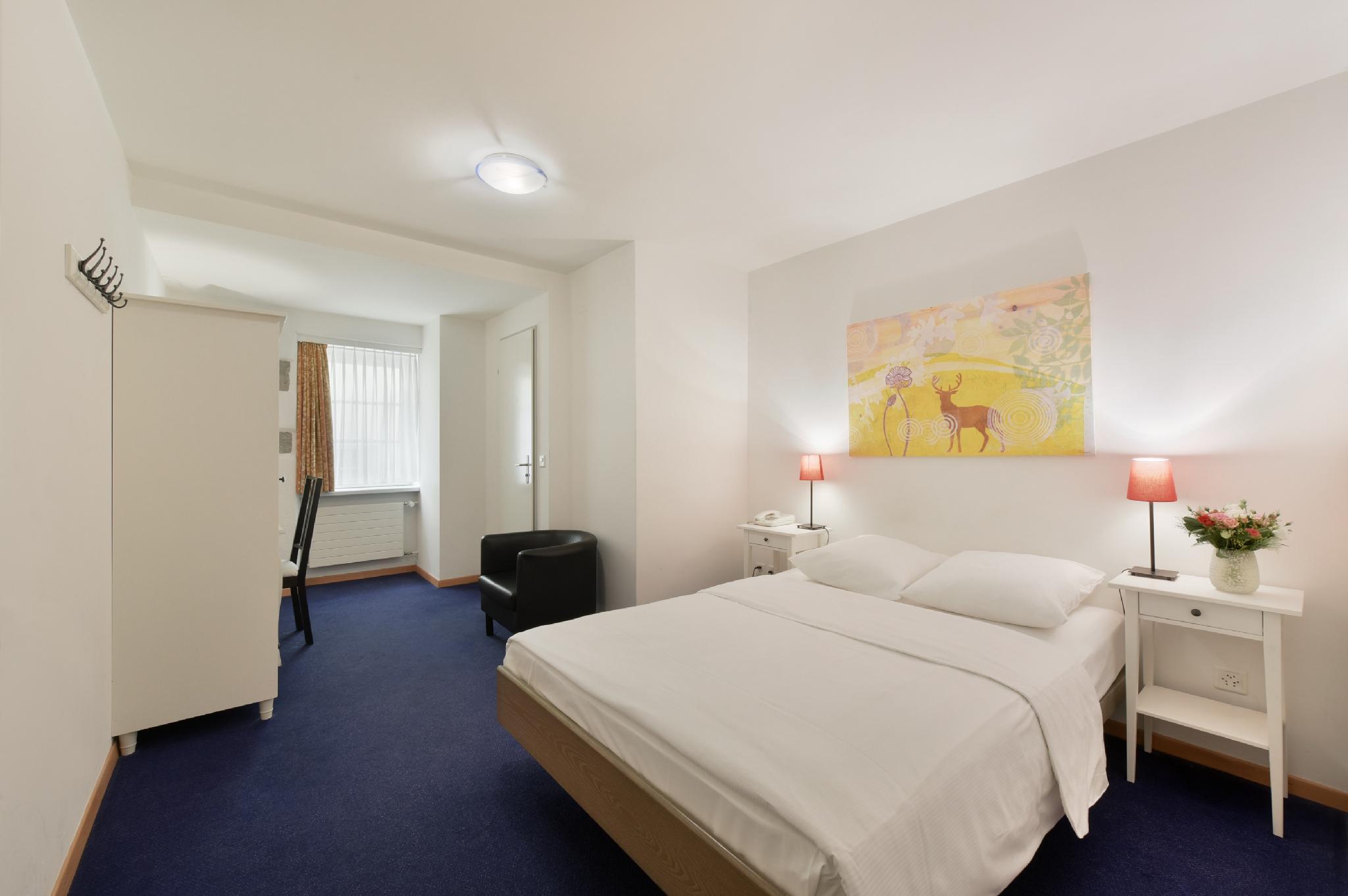 Hotel Hirschen 7/18