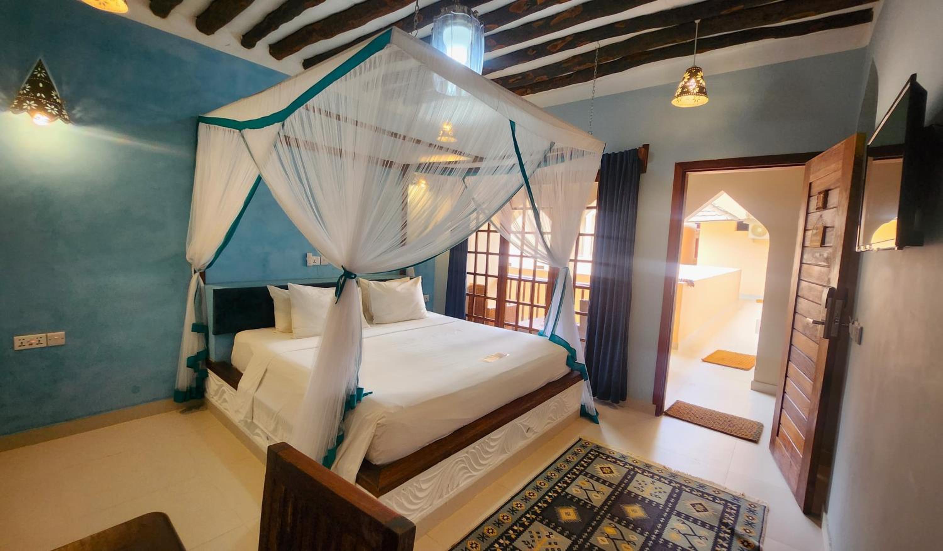 Theme, King Bed, Sofa