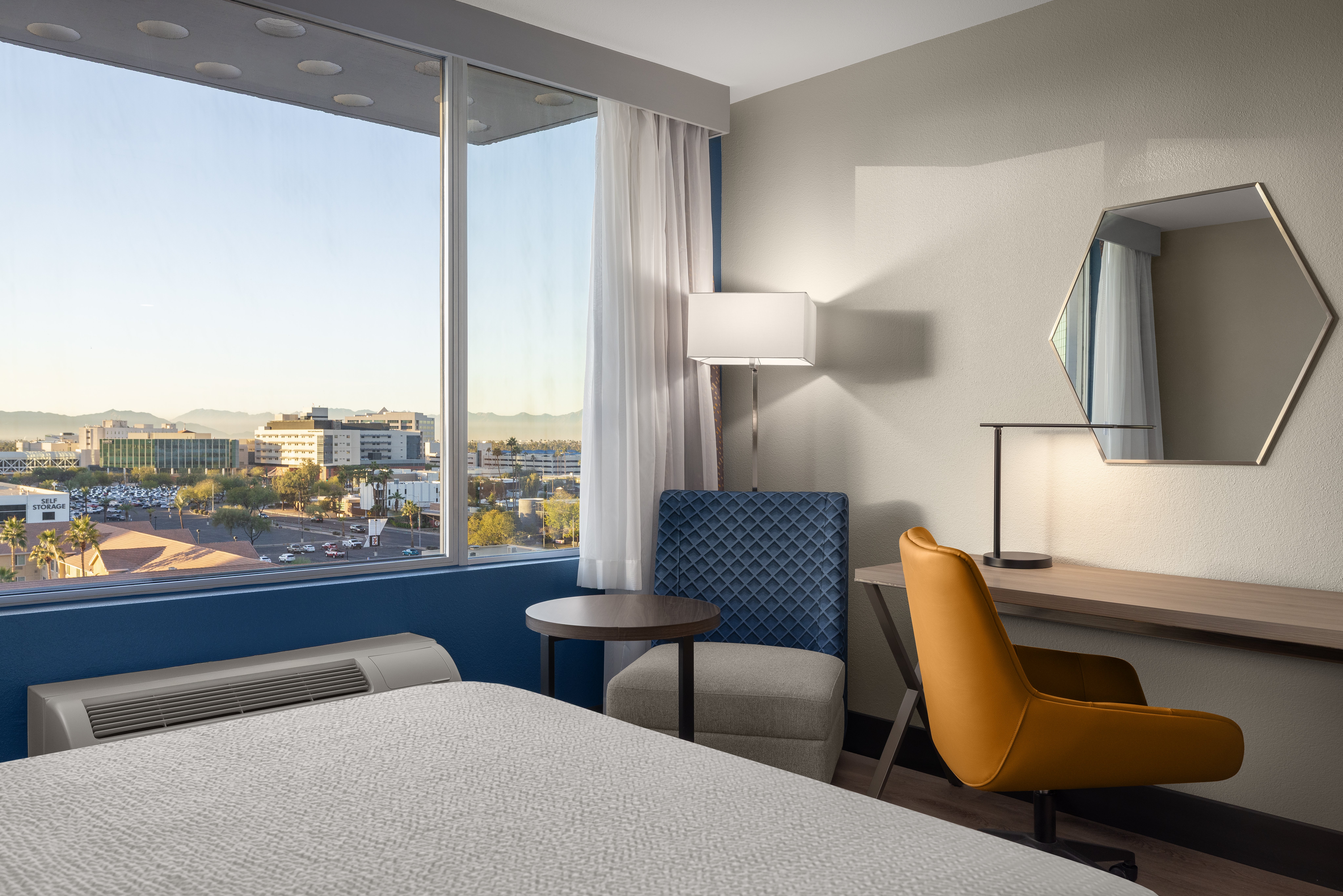 Holiday Inn Express & Suites Phoenix - Midtown 37/54