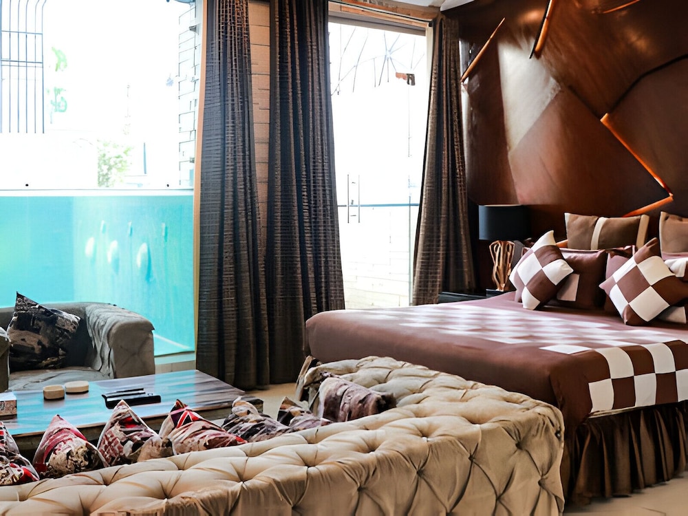 PENTHOUSE, KING BED, POOL VIEW