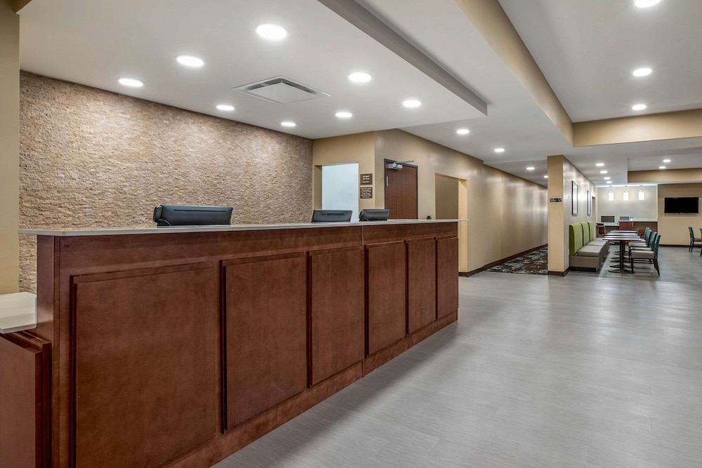 Comfort Inn and Suites Ames Near ISU Campus 8/41