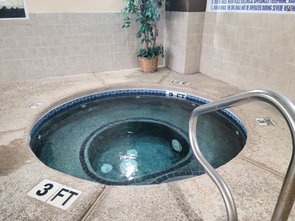 Comfort Suites Forsyth Near I-75 22/49