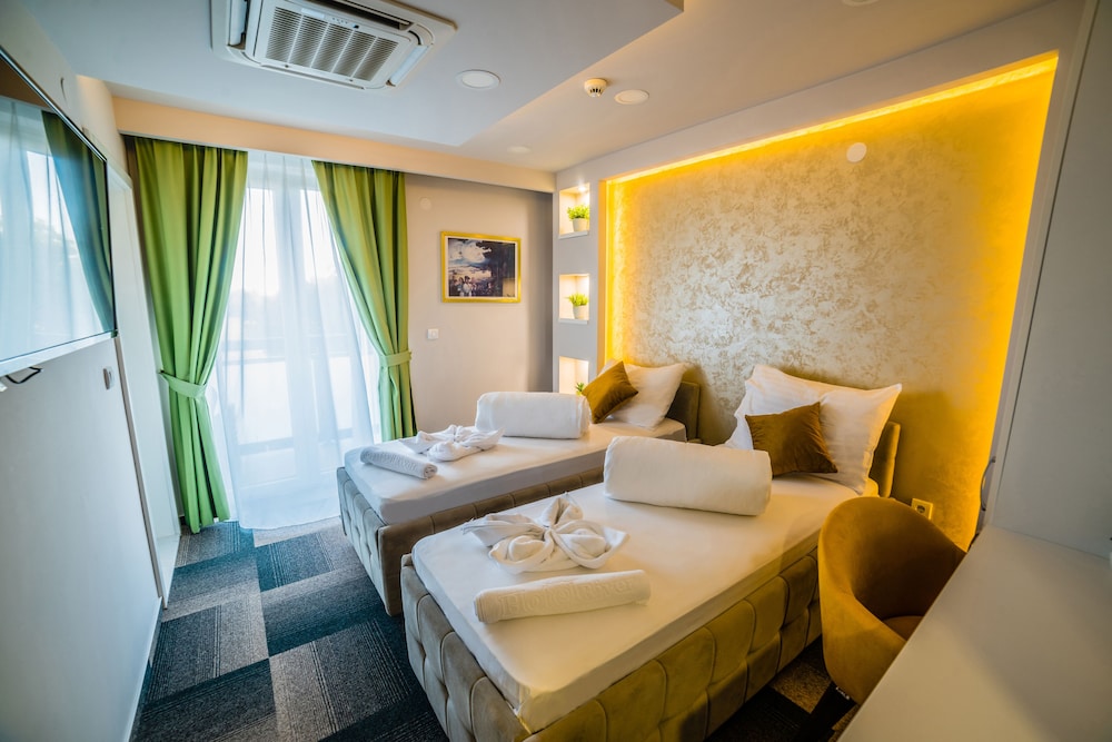 Hotel River 22/53