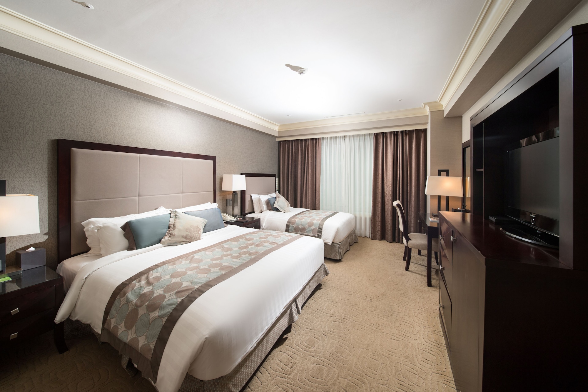 Deluxe, Family, Twin Beds, 1 King and 1 Single Beds