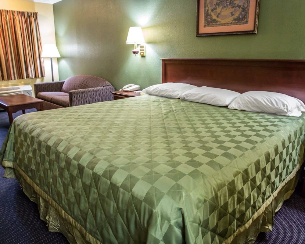 Rodeway Inn and Suites Plymouth Hwy 64 11/55