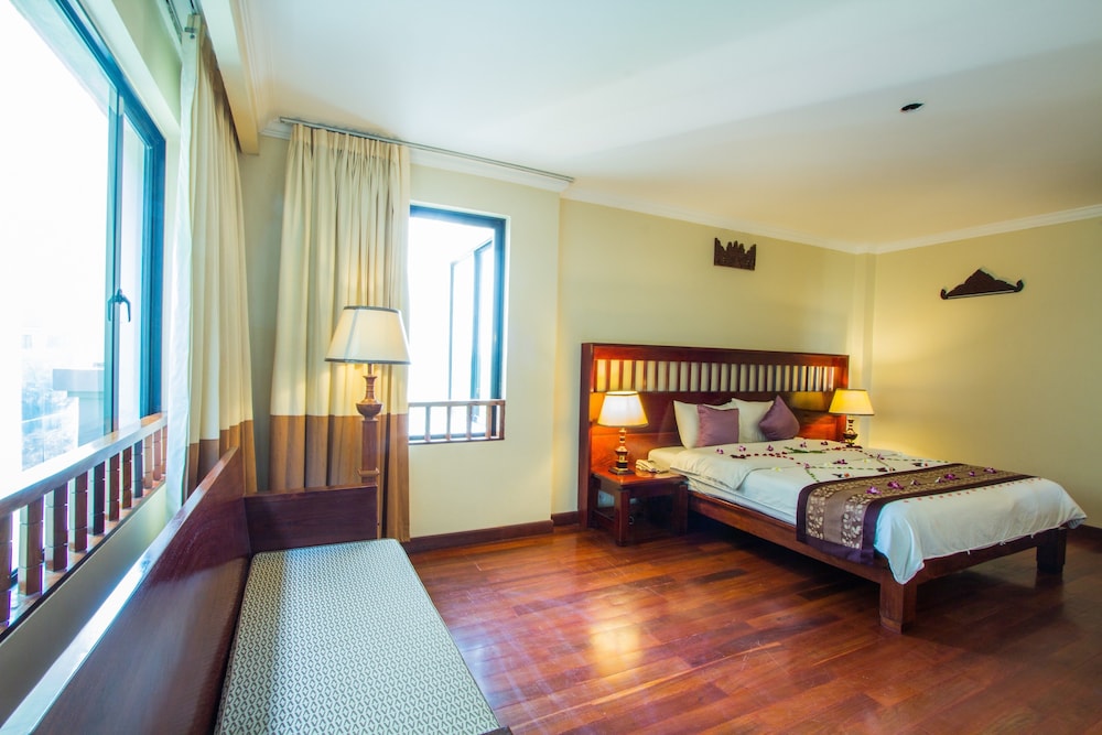 Royal Empire Hotel 12/50
