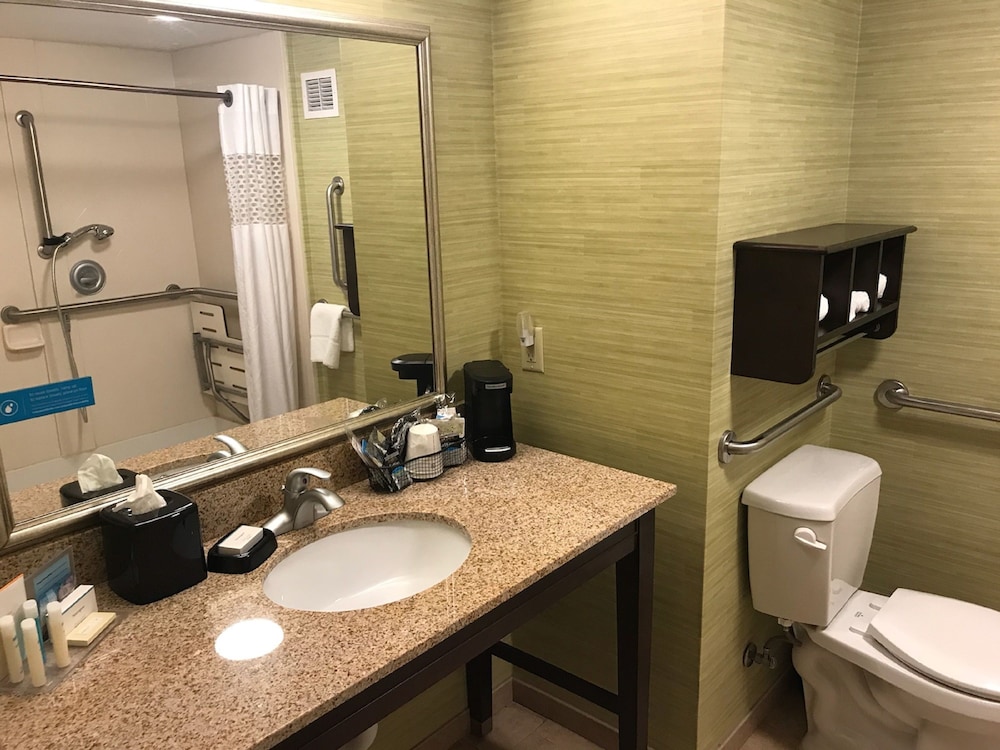 Hampton Inn Evansville Airport 11/70
