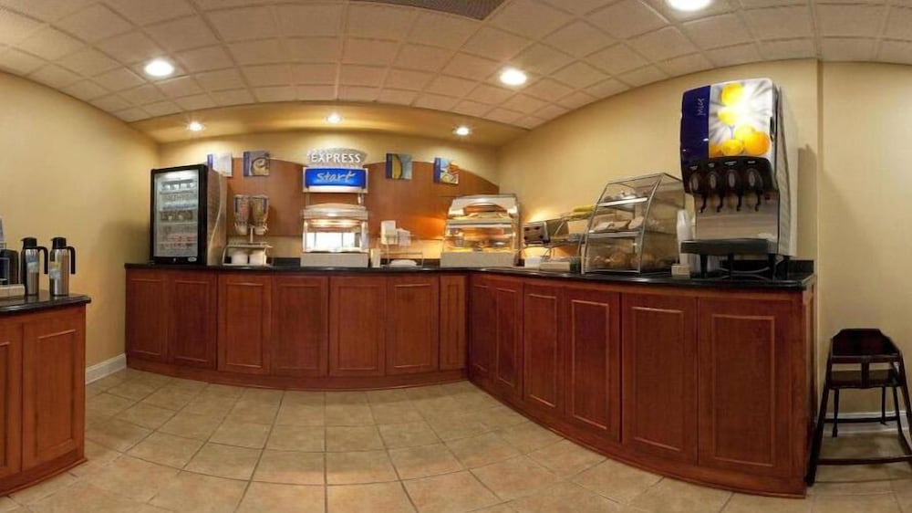Holiday Inn Express Hurricane Mills Waverly 9/62