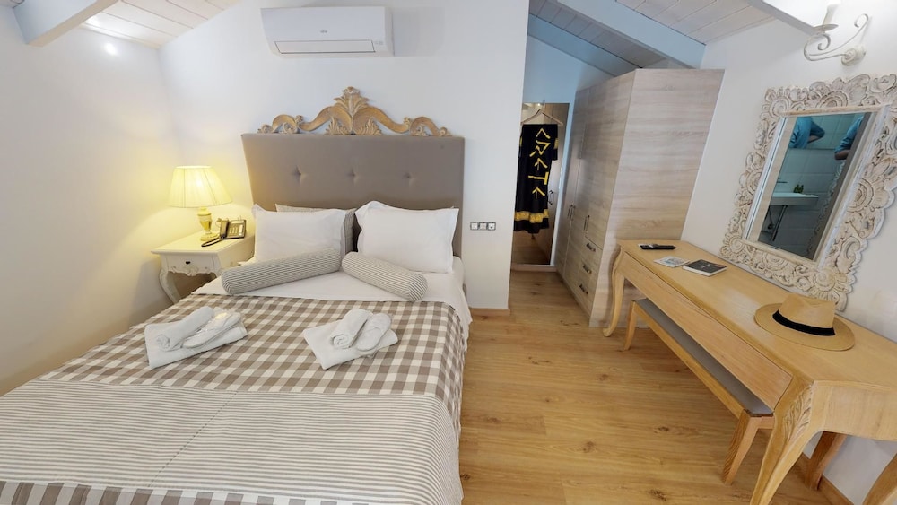 1 Bedroom, Deluxe, Suite, Queen Bed, Ocean Front, Sea View, Sofa