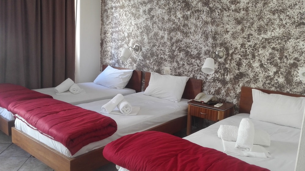 ROOM, QUADRUPLE