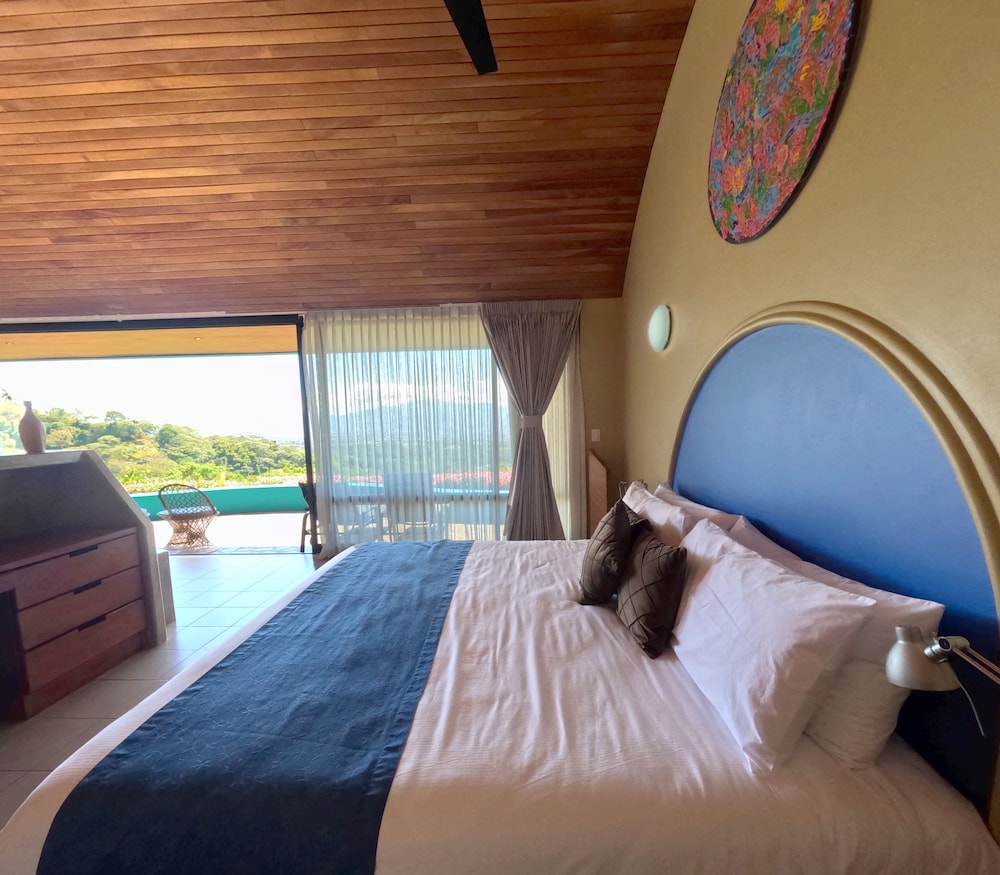 ULTRA PLUS, VILLA
