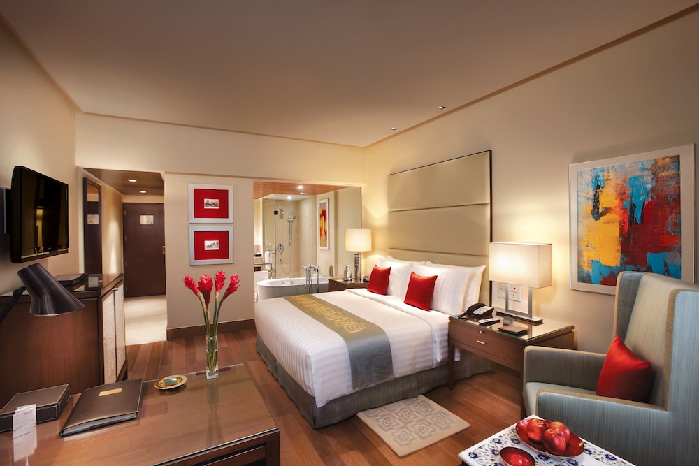 غرفة بسرير كينج بإطلالة على البحر، The Oberoi Mumbai 7/10