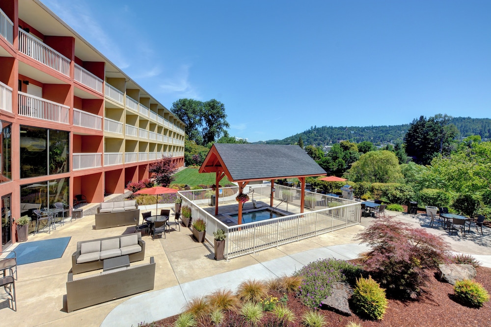 Holiday Inn Express Roseburg 62/69