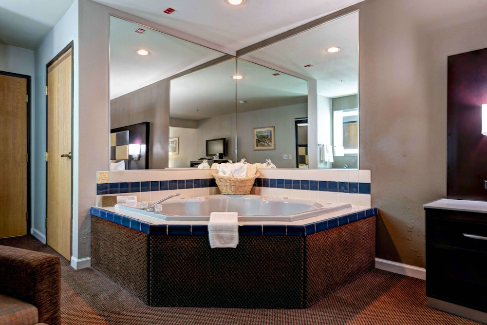 Surestay Plus Hotel By Best Western Redding 24/24