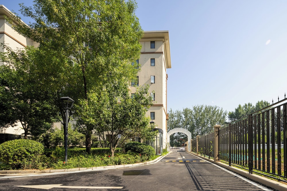 Nostalgia S Hotel (Beijing Fangshan Guangyangcheng Metro Station) 63/67