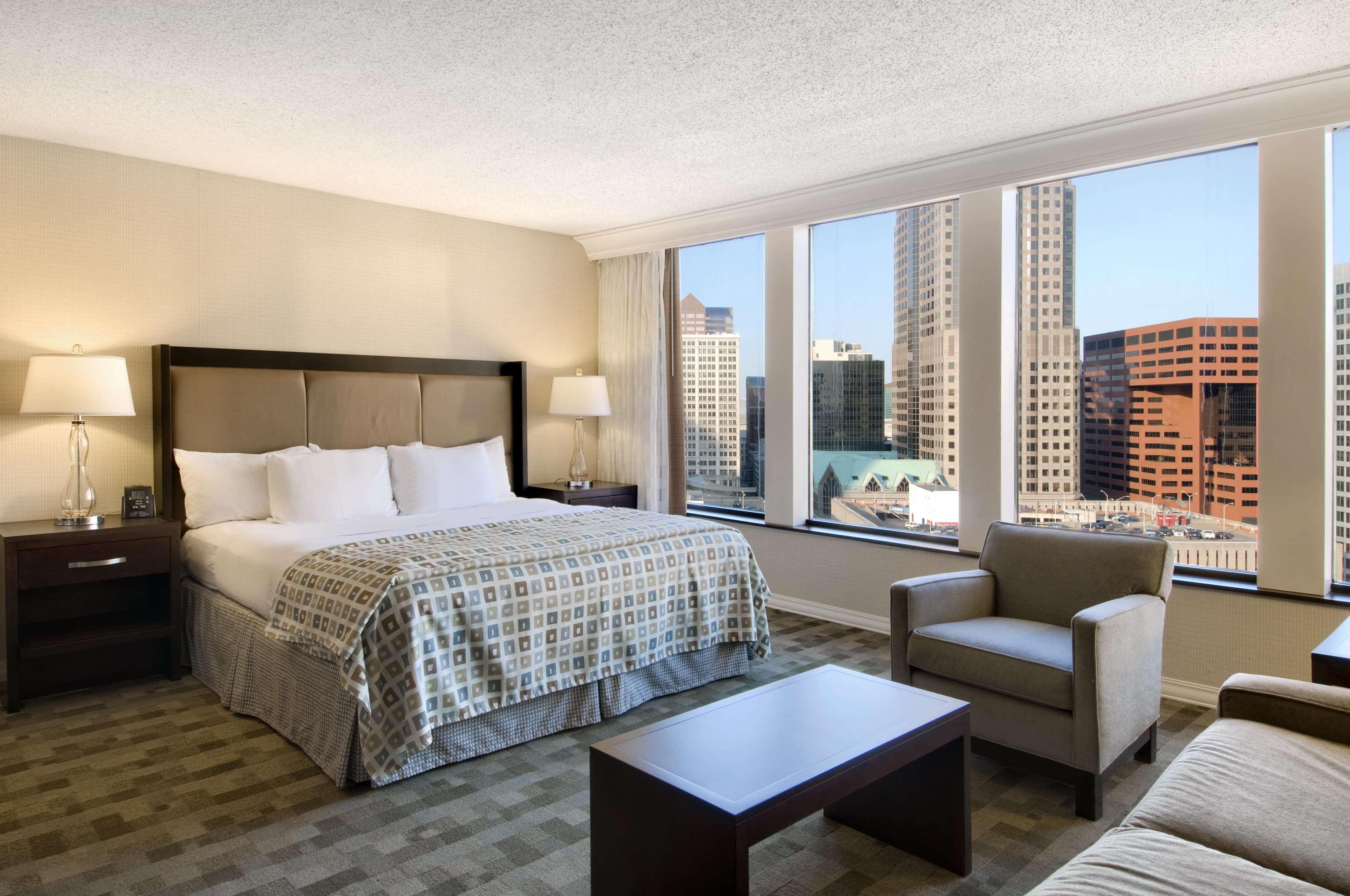غرفة بسرير كوين